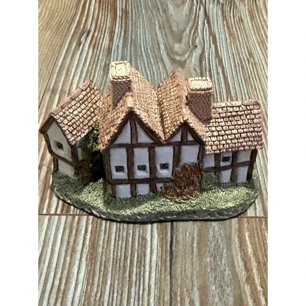 David Winter Cottage Collection The Apothecary's Shop 2.5x4